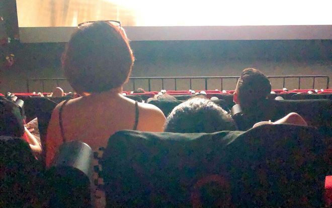 Ngán ngẩm với bức ảnh cô gái vô tư ngồi lên đùi bạn trai trong rạp chiếu phim, che khuất tầm nhìn của tất cả người ngồi sau