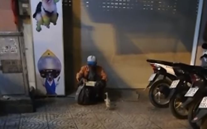 Xôn xao câu chuyện ông lão tìm được 'tri kỷ' nhờ một quả trứng vịt lộn và hình ảnh khiến ai cũng thấy ấm lòng