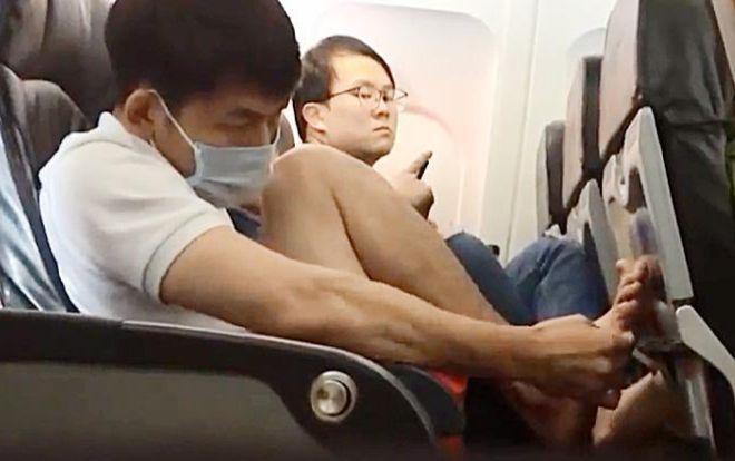 Hành khách cạy da chết móng chân vô tư như ở nhà trên chuyến bay tới Việt Nam