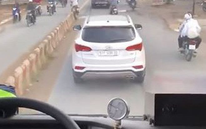 Vụ xe cứu hỏa hú còi inh ỏi vẫn bị ngáng đường: Tài xế Santa Fe 'giả điếc' suốt hành trình dài 4km