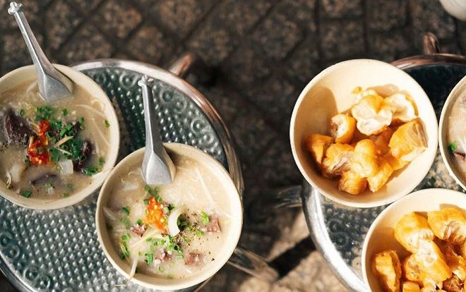 Những quán ăn vỉa hè, khách cứ đông nghịt ở Sài Gòn, đến muộn là hết chỗ