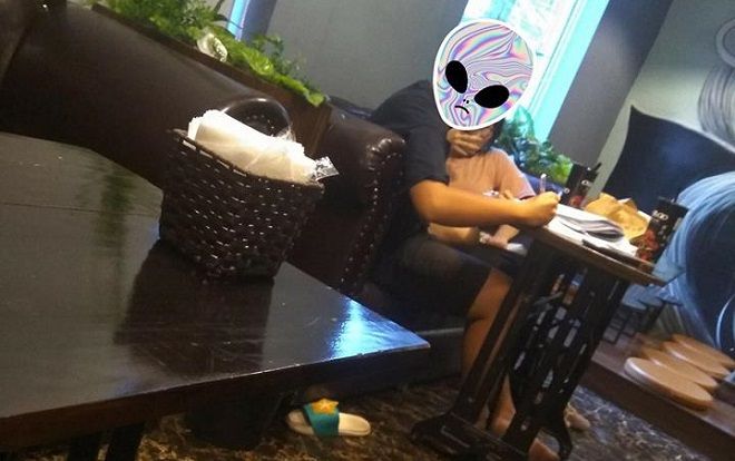 Thêm một cặp đôi thản nhiên vừa 'yêu cuồng nhiệt' vừa học bài trong quán trà sữa khiến dân tình 'nóng mắt'