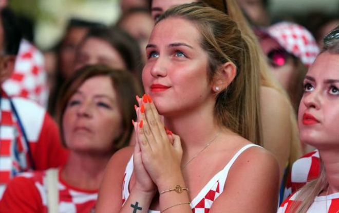 Kiều nữ Croatia và Anh ‘đốn tin’ NHM trên khán đài World Cup