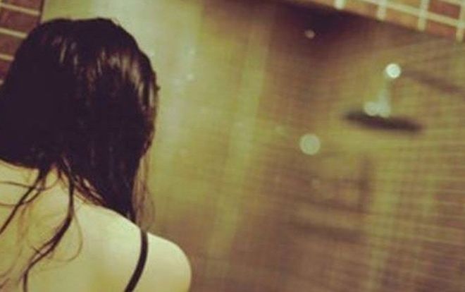 Về phòng trọ phát hiện người yêu bị hiếp dâm, nam thanh niên nhốt 'yêu râu xanh' vào nhà vệ sinh rồi báo công an