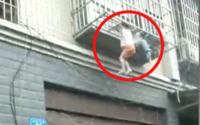 Bố mẹ mải đi đánh bài để hai con mắc kẹt, treo lơ lửng trong song sắt ban công