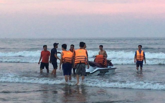 4 người bị sóng cuốn trôi khi tắm biển ở Thanh Hóa