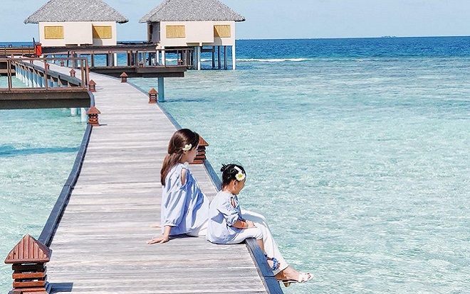 Hoa hậu người Việt tại Mỹ cùng chồng và hai con tận hưởng mùa hè tại thiên đường Maldives
