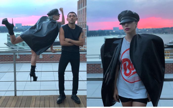 Lady Gaga khiến fan thót tim với màn đi cà kheo tạo dáng trên thành lan can
