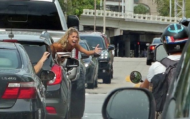 Fan nữ sexy cởi phăng áo, khoe ngực trước mặt Becks