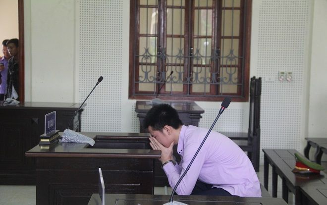 Bị cáo òa khóc nức nở xin lỗi về hành vi giết người… do bị dọi đèn vào mặt