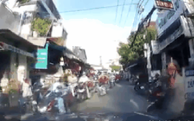 Cố tình chen lấn với ô tô còn giơ ngón giữa chửi đểu, nam thanh niên bị húc ngã và ăn đòn tại trận