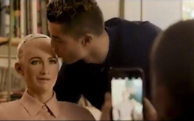 Robot Sophia từng gặp Cristiano Ronaldo và cô thậm chí còn có nụ hôn đầu đời từ cầu thủ này