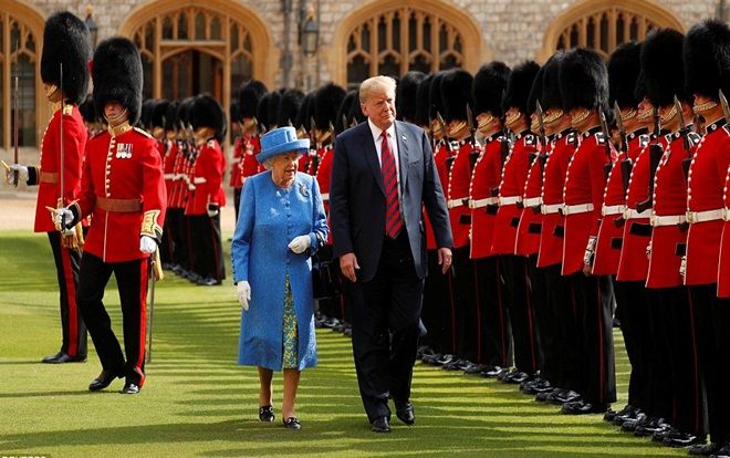Ông Trump phá vỡ quy tắc hoàng gia tới 3 lần, Nữ hoàng Anh đành bất lực bỏ qua