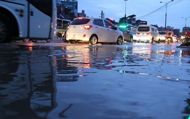 Người Hà Nội vật vã di chuyển về nhà trong cơn mữa tầm tã, đường sá ngập nặng