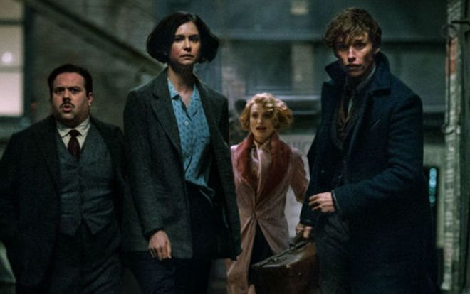 ‘Fantastic Beasts’ tung ảnh mới: Newt Scamander thời trẻ và thầy Dumbledore tại Hogwarts
