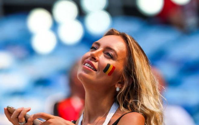 ‘Mất hồn’ với dàn fan nữ tuyệt đẹp của tuyển Bỉ và Anh