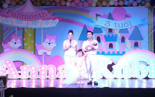 Vợ chồng Khánh Thi - Phan Hiển hé lộ tên con gái cưng trong lễ đầy tháng