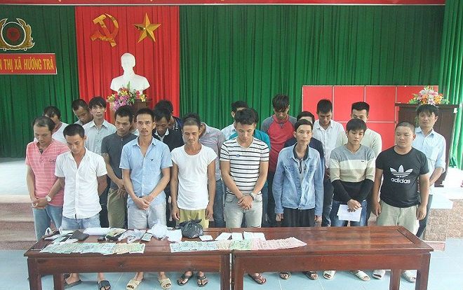 Ập vào bắt quả tang 23 người đang mải mê cá độ World Cup