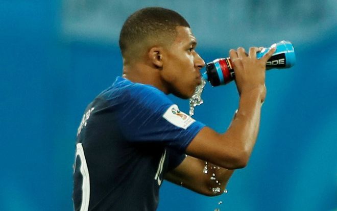 Vì sao các cầu thủ World Cup 2018 liên tục súc miệng và nhổ nước ra sân?