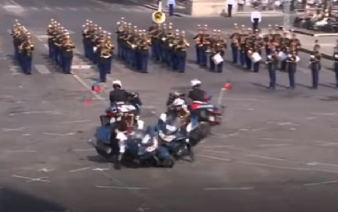 Mô tô đâm nhau ngay trong lễ duyệt binh kỷ niệm quốc khánh Pháp