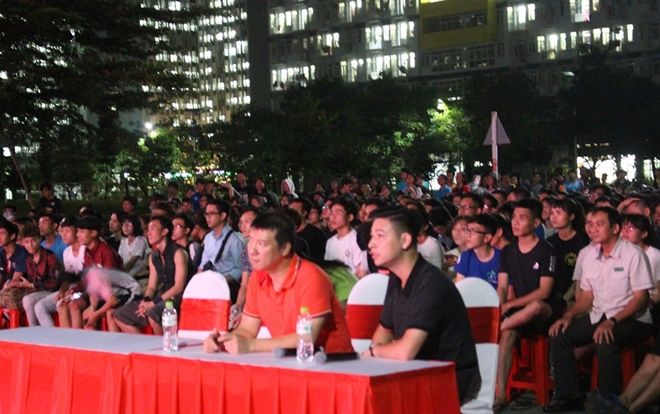 Hàng ngàn sinh viên hào hứng giao lưu với BLV Quang Huy tại kí túc xá duy nhất được chiếu trận chung kết World Cup 2018