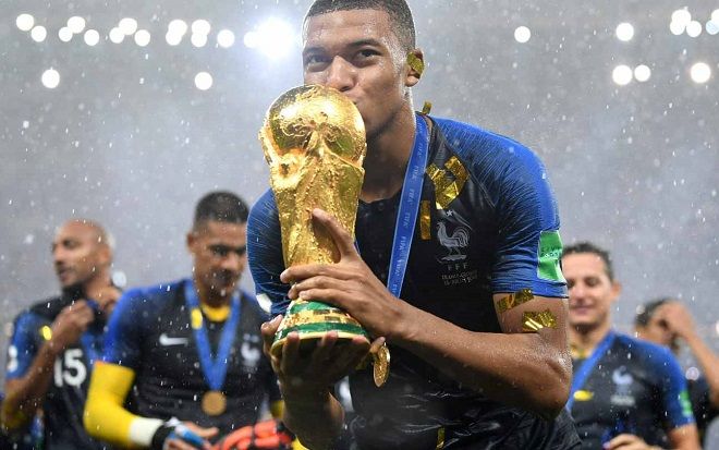 Tuổi 19, Mbappe đã vĩ đại hơn Messi và Ronaldo