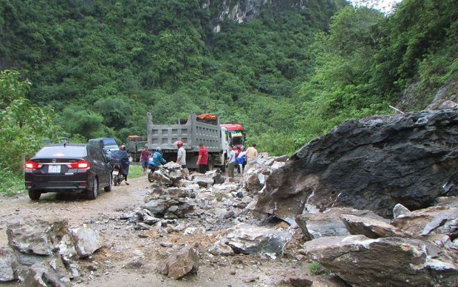 Sạt lở núi đá gây ách tắc giao thông trên quốc lộ, đe dọa tính mạng người đi đường