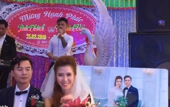 Người yêu cũ lên sân khấu hát 'Tiễn em theo chồng': Chú rể 'không cảm xúc', cô dâu cười tươi rói