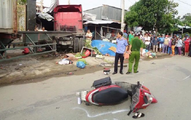 Đứng chơi trong nhà, bé gái 5 tuổi bị xe container lao vào tông tử vong