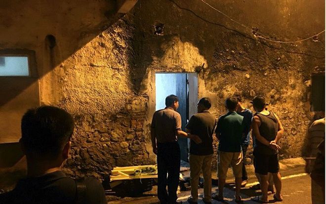 Cãi vã xô xát, chồng dùng dao chém vợ 'hờ' nhiều nhát tử vong rồi bỏ trốn