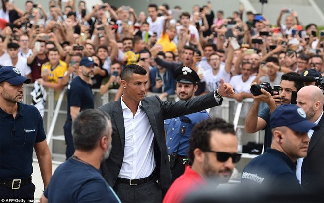 Choáng với cảnh tượng CĐV Juve chào đón Ronaldo
