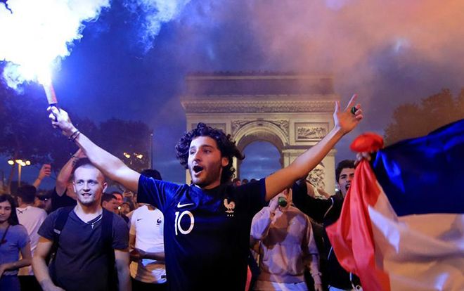 Vì sao cổ động viên Pháp gây loạn sau khi đội nhà vô địch World Cup 2018?