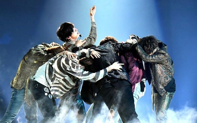 Trước khởi động World Tour, BTS còn tranh thủ 'thâu tóm' Kpop vào tháng 8