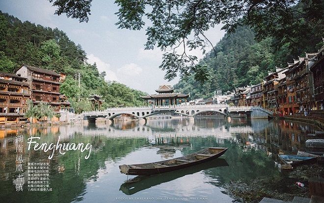 Lâu rồi mới xuất hiện bộ ảnh khiến người xem muốn được đặt chân đến Phượng Hoàng Cổ Trấn một lần trong đời