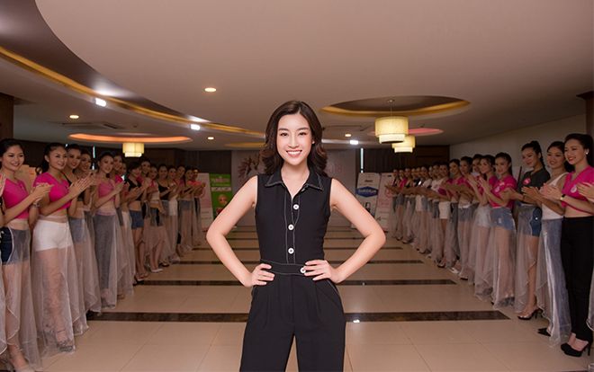 Đỗ Mỹ Linh giản dị, thị phạm catwalk cho thí sinh Hoa hậu Việt Nam 2018