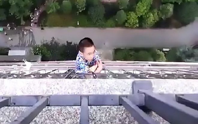 Rơi từ tầng 20 rồi lơ lửng bám lan can suốt nửa tiếng, cậu bé 5 tuổi sống sót kỳ diệu