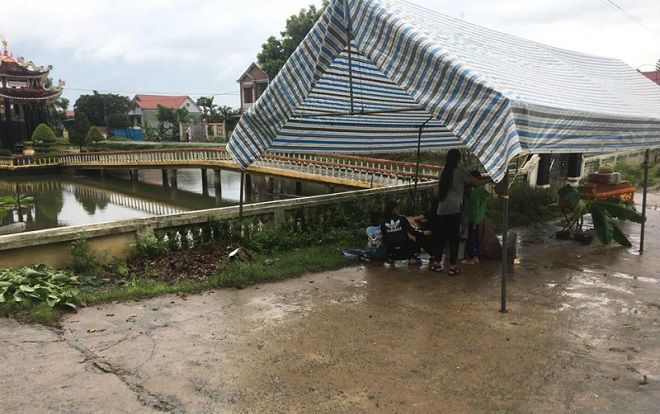 Tá hỏa phát hiện thi thể người đàn ông nổi lập lờ trên mặt hồ