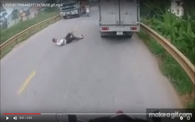 Bi hài chuyện phóng nhanh vượt ẩu, nam thanh niên làm rơi bạn giữa đường