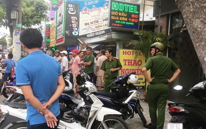 Cảnh sát nổ súng vây bắt nhóm côn đồ cầm hung khí cố thủ trong khách sạn