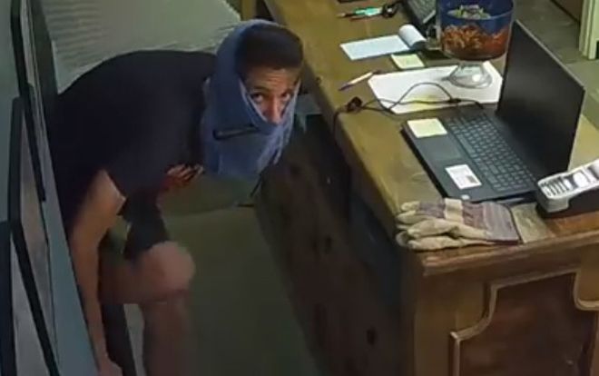 Bật cười tên trộm đội quần lót lên đầu để che mặt