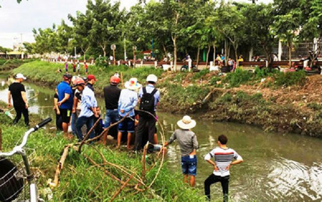 Giật dây chuyền bất thành, nam thanh niên đạp ngã 2 mẹ con xuống mương nước, cướp xe người đi đường