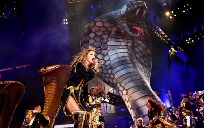 Đừng tưởng cô ấy đã quên: Taylor Swift vừa công khai 'đá xoáy' Kim Kardashian tại Reputation Tour Cleveland!