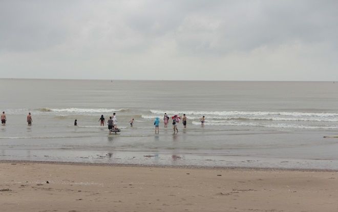 Bất chấp thời tiết mưa gió trước khi bão số 3 đổ bộ, nhiều du khách vẫn ra biển chơi đùa