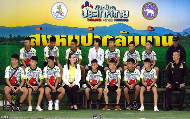 Cầu thủ nhí Thái Lan tiết lộ khoảnh khắc 'kỳ diệu' khi được thợ lặn tìm thấy trong hang