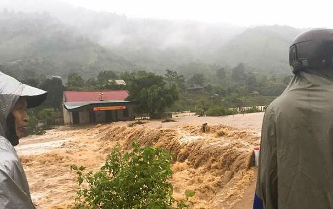 Nghệ An - Hà Tĩnh chìm trong biển nước, nhiều nơi bị cô lập sau bão