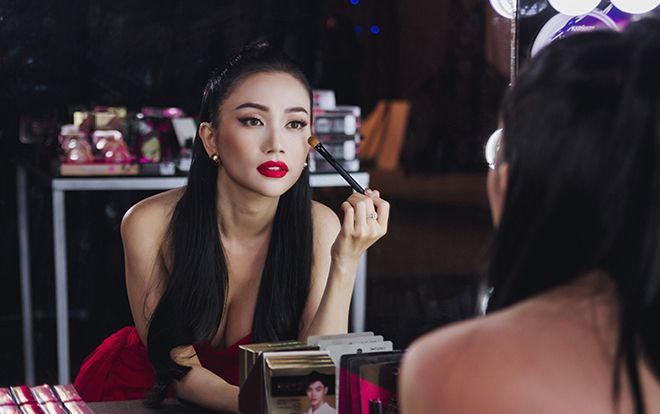 Sĩ Thanh đẹp như nữ thần với tóc cột nửa khoe trọn thềm ngực mượt mà