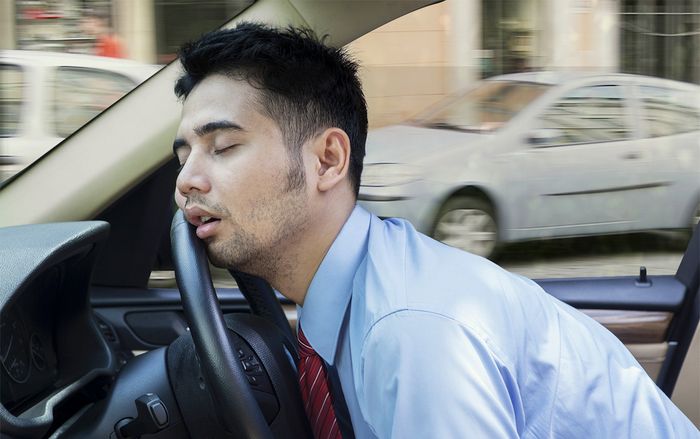 Tại sao chúng ta cứ ngồi lên xe ô tô là cơn buồn ngủ lại ập đến?