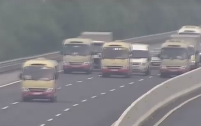 Clip 3 xe khách dàn hàng ngang, không cho xe khác vượt trên cao tốc Hà Nội - Hải Phòng