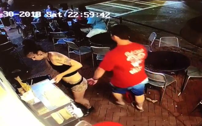 Sờ soạng cô hầu bàn, người đàn ông bị đánh 'sấp mặt'