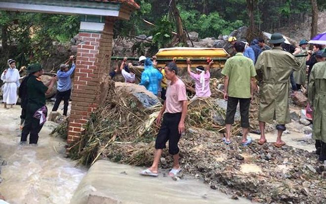 Vụ cả gia đình bị lũ cuốn: Xót xa cảnh vác 2 quan tài đi trong nước lũ